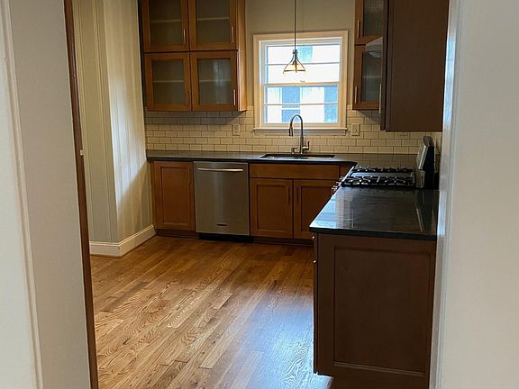 5th image of 832 Olive St