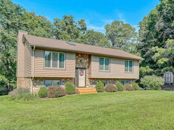 8034 Forest Edge Dr, Roanoke, VA 24018