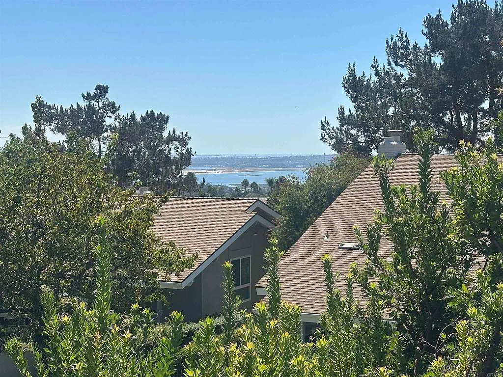 4 bed, 2540 sqft, $9,500 — Photo 2