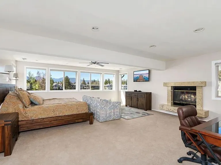 314 Beach Dr — Photo 2