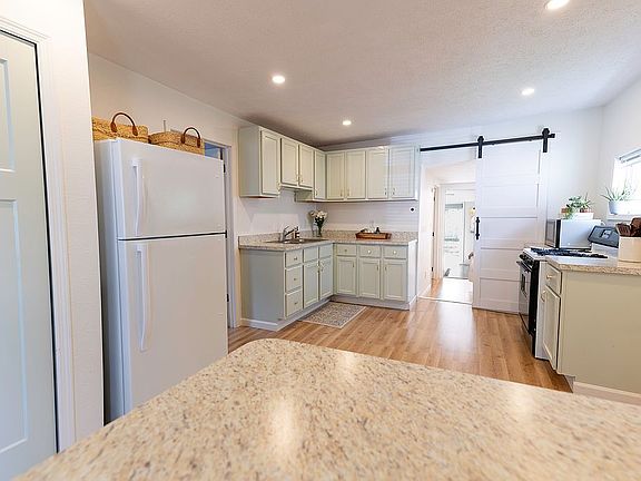 5th image of 607 S Hastings St