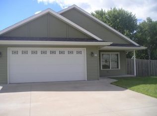 211 W 19th Ave, Oshkosh, WI 54902