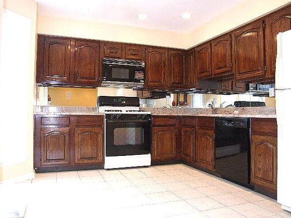 eat-in kitchen