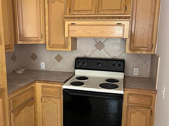 2nd image of 2515 Salvatierra Ave