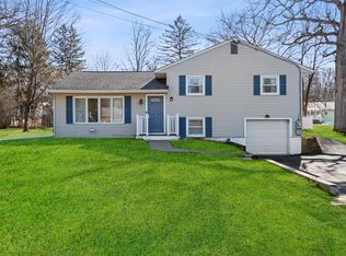 7 Flamingo Dr, Newburgh, NY 12550