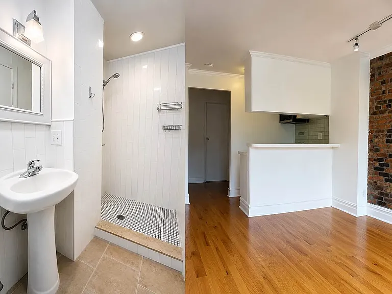 162 E 7th St #5G — Photo 2