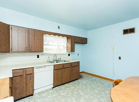 3rd image of 3755 Koeln Ave