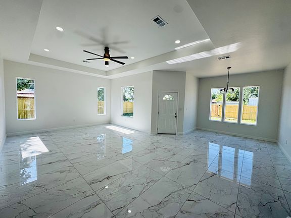 3rd image of 516 W Avenue A