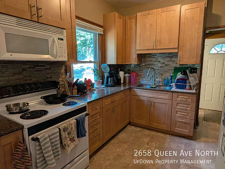 2658 Queen Ave N — Photo 10