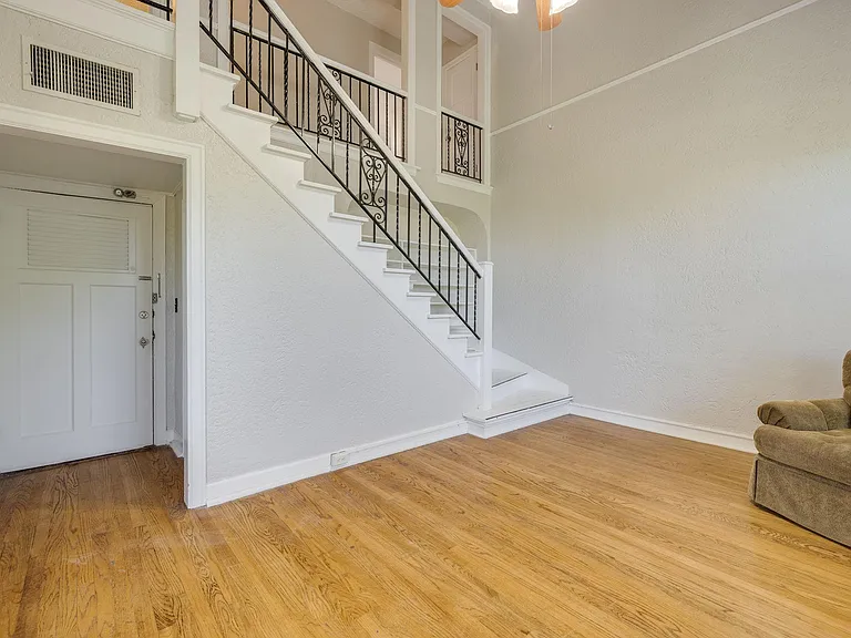 2516 N Hudson Ave #201 — Photo 19