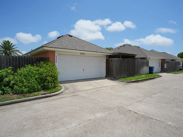2300 Naples Dr — Photo 12
