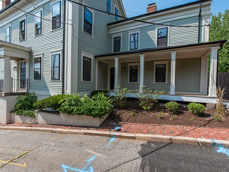 Burr street private entrance