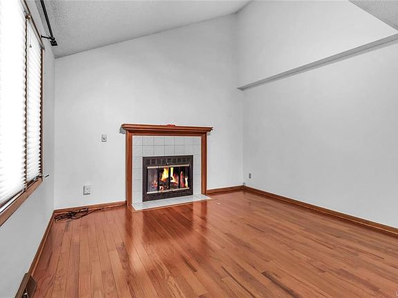 5th image of 34 Silver Thorne Dr