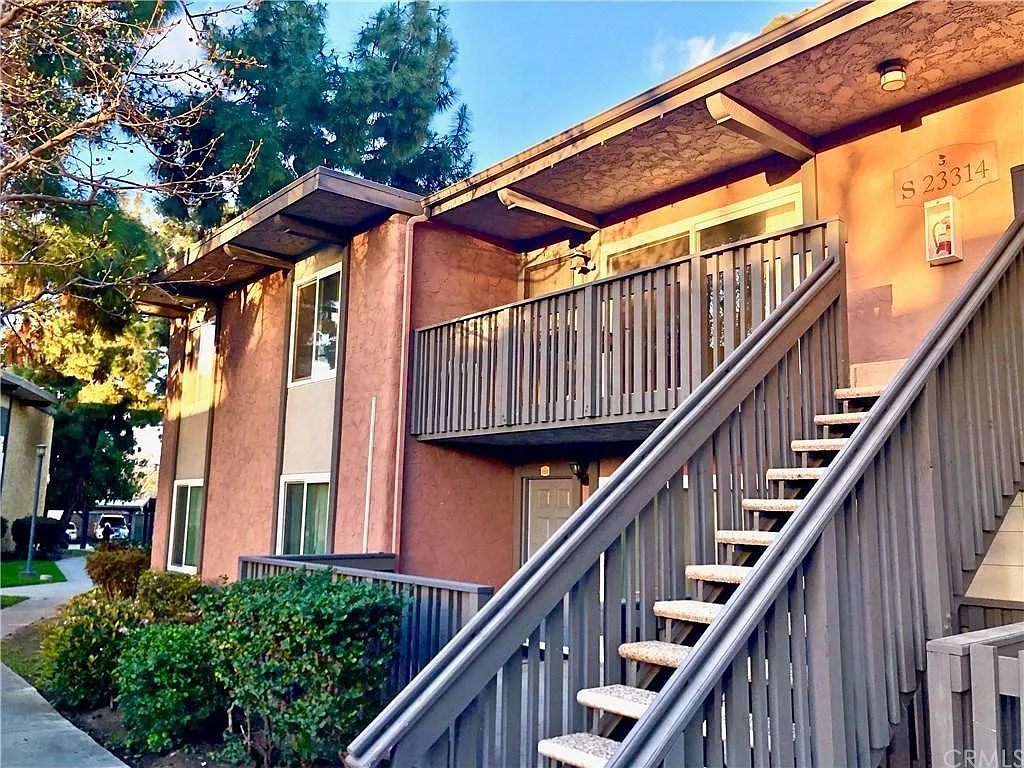 3 bed, 1066 sqft, $2,799 — Photo 2
