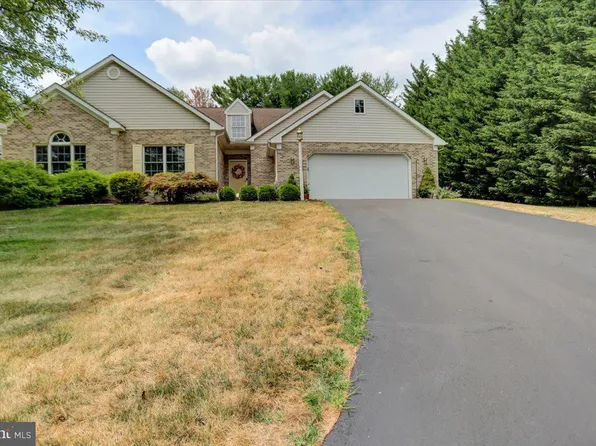 18702 Dover Dr, Hagerstown, MD 21742