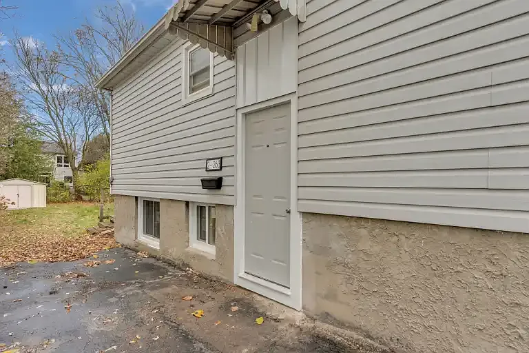3 bed, 1.0 bath, $800 — Photo 2