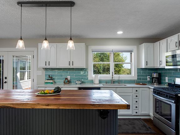 3rd image of 383 Anderson Ln