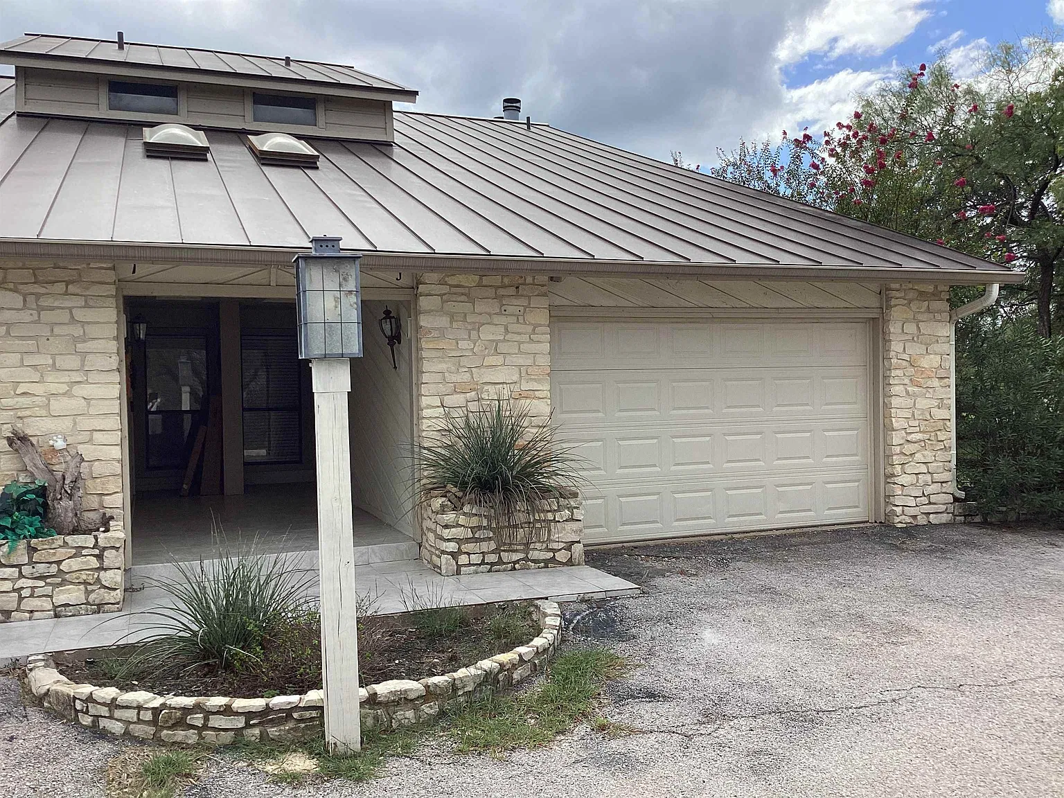 2 bed, 2.5 bath, 1408 sqft, $2,300 — Photo 2