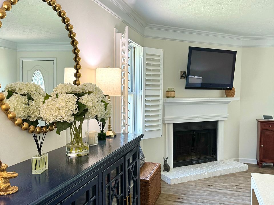 1st image of 240 Seagraves Dr #240