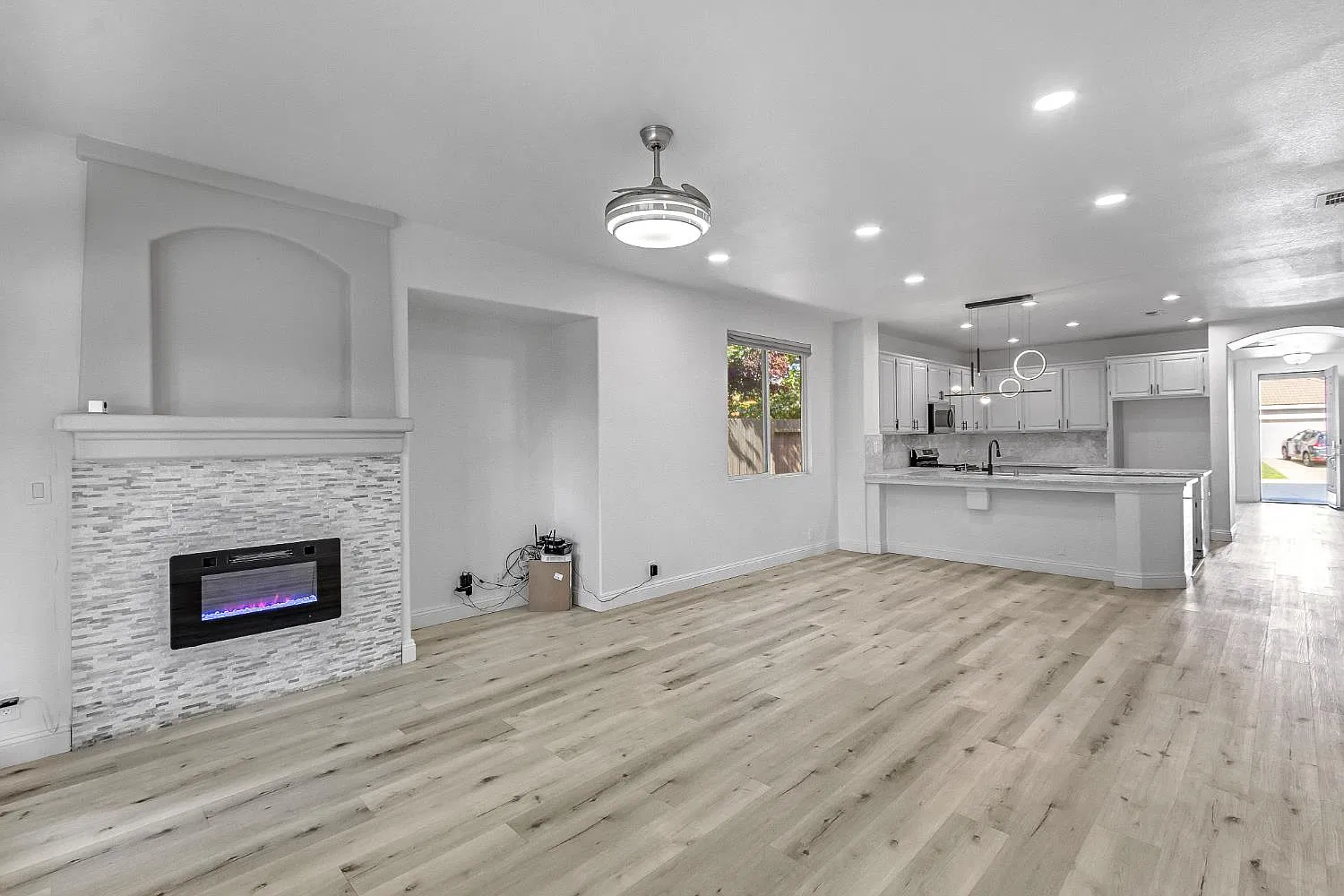 3 bed, 1761 sqft, $3,200 — Photo 2