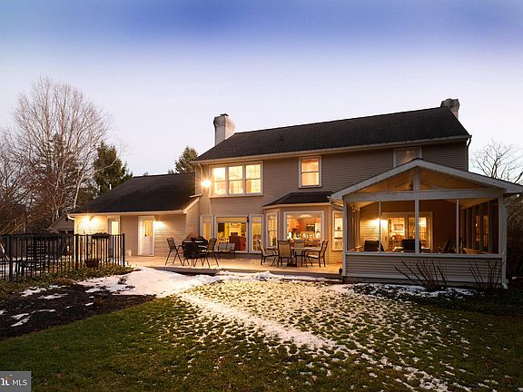 3rd image of 2521 Tara Cir