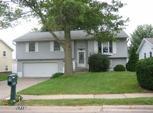 1713 Crestline Dr, Clinton, IA 52732