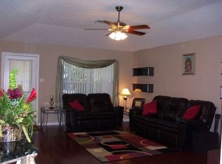 210 Fort Houston Dr, Palestine, TX 75801