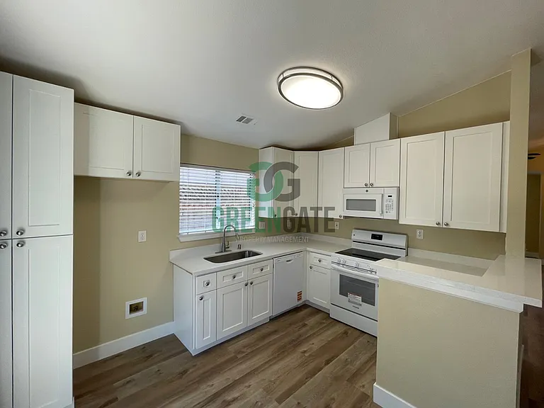 1660 Etta Way — Photo 10
