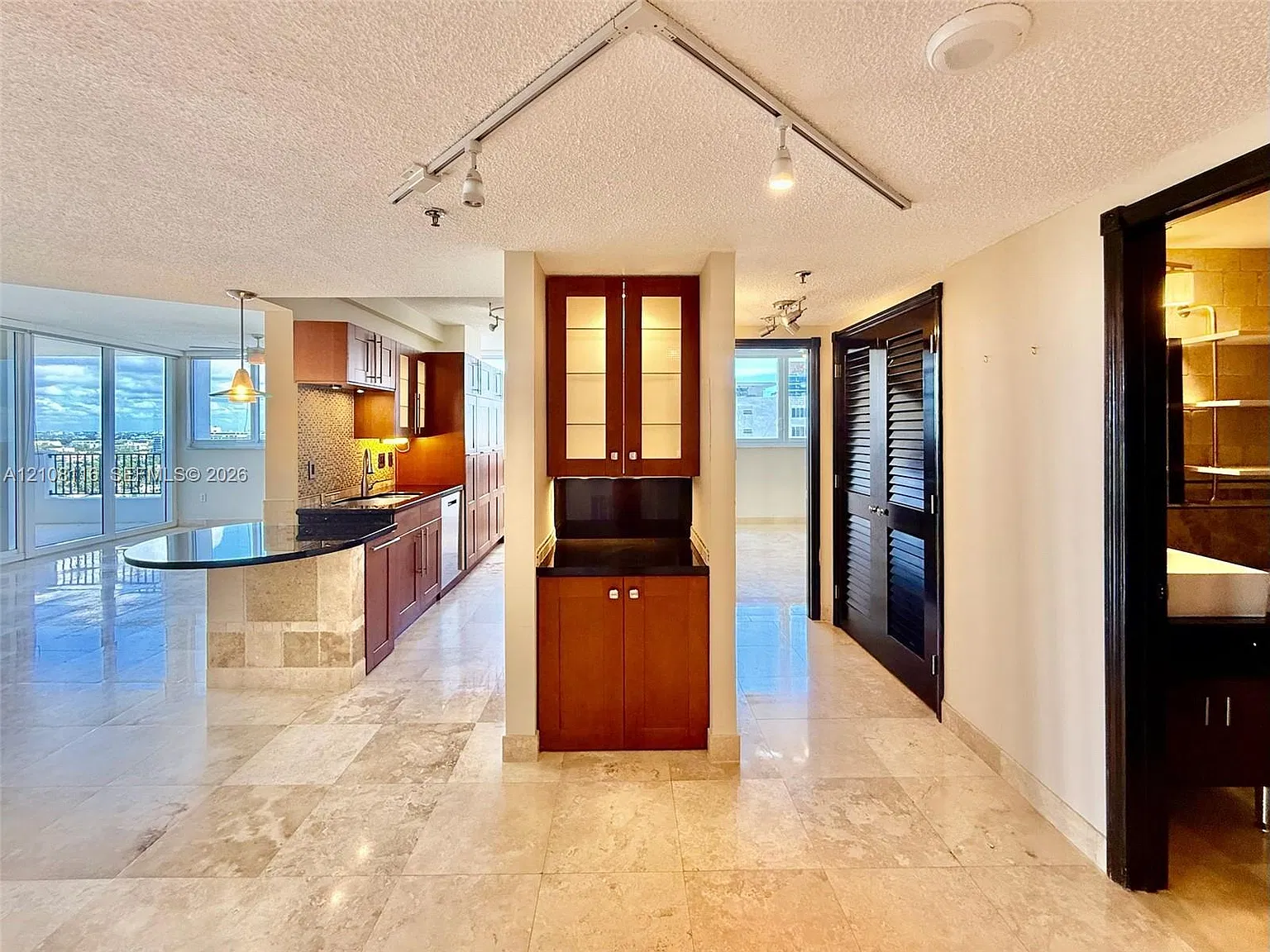Florida Towers Condo — Photo 4