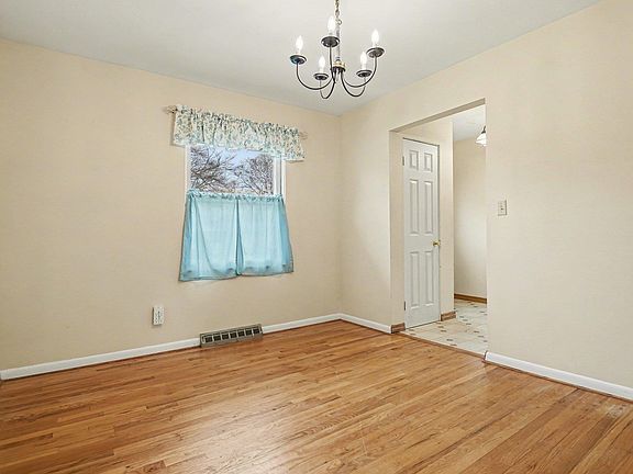 3rd image of 40 Greenway Dr