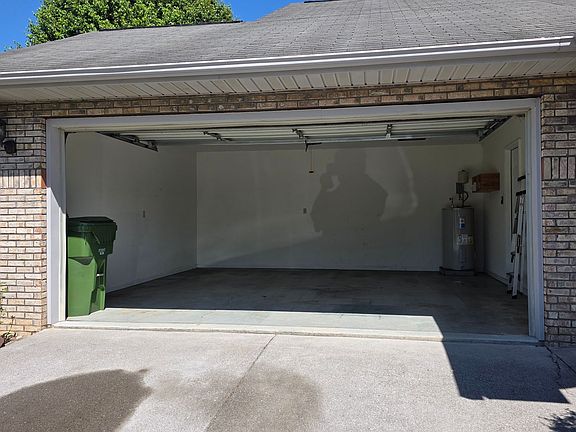 3rd image of 1012 Willow Creek Cir