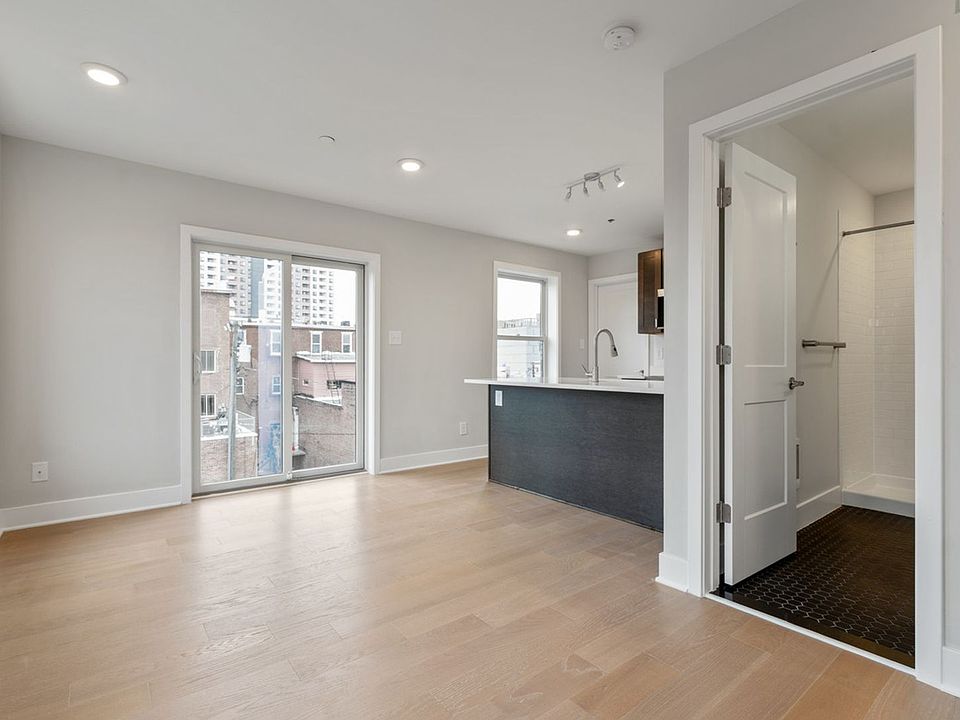 2nd image of 1817 Maryland Ave #303