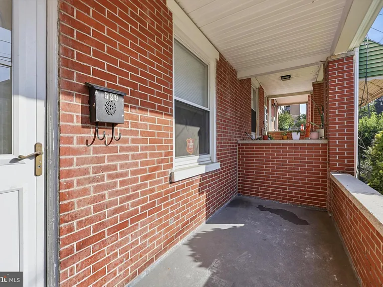 529 N Clayton St — Photo 2