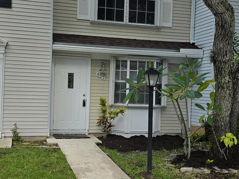 407 Georgian Park Dr — Photo 1