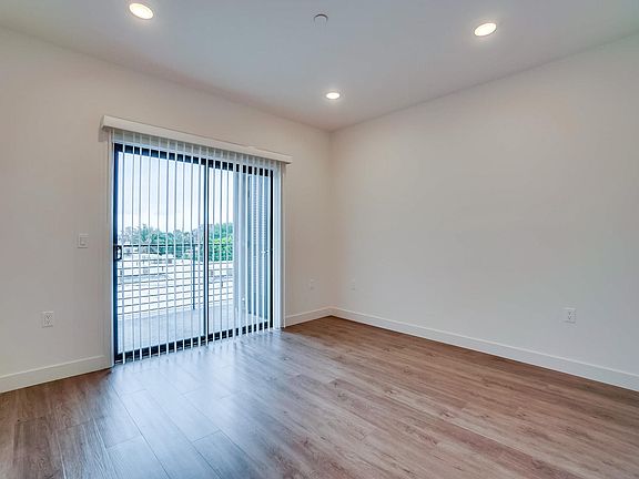 4th image of 16836 Sherman Way #303