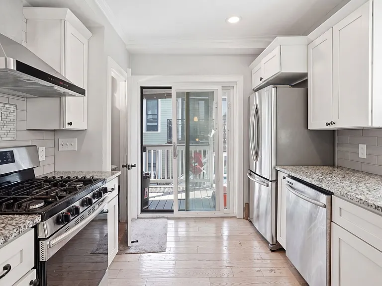 30 Rawson St #3 — Photo 2