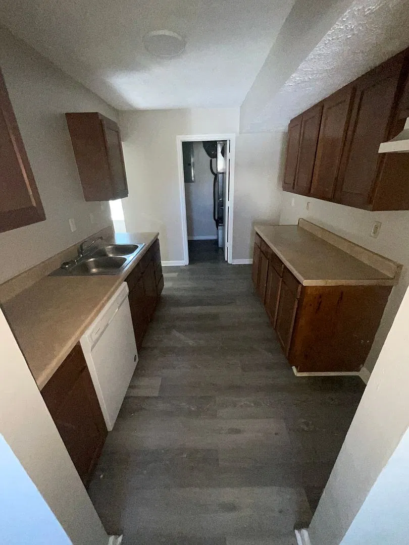 3 bedroom 1.5 bathroom Single Home — Photo 3