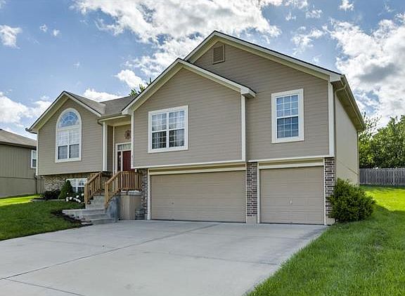 2nd image of 800 SW Foxtail Dr