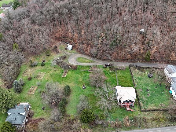 5th image of 105 Schoolhouse Ln