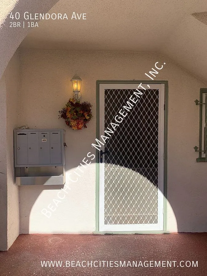 Location, Location. 2 Bedroom Triplex in Belmont Shore! — Photo 3