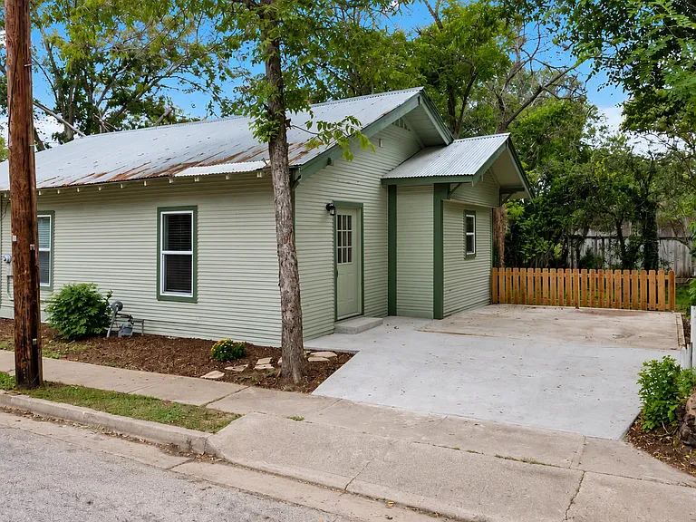 302 Botts St — Photo 10