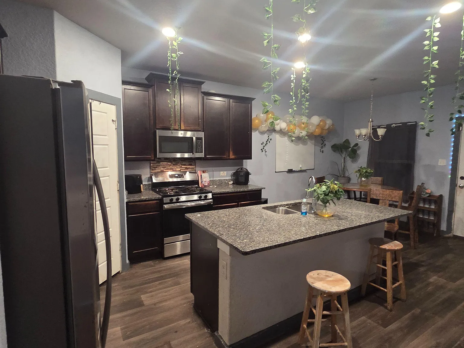 2 bed, 2.0 bath, 2601 sqft, $1,356 — Photo 4