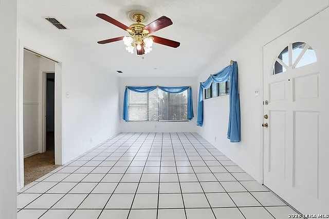 3 bed, 1.0 bath, 910 sqft, $1,425 — Photo 4
