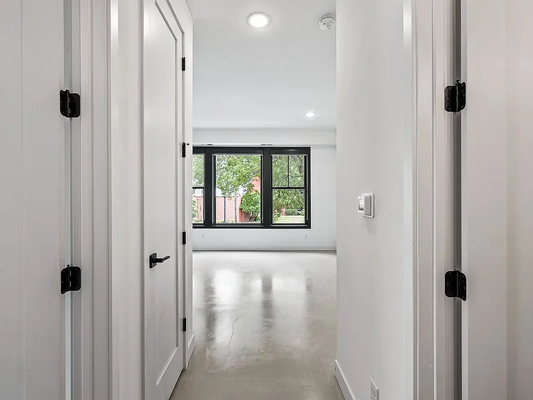Laurel Apartments — Photo 44