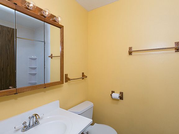 5th image of 1061 Glouchester Hbr