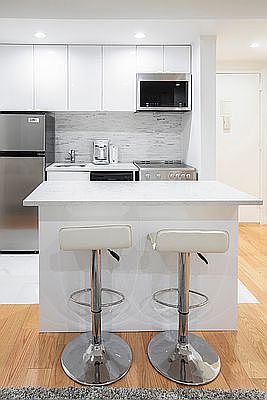 4th image of 150 W 51st St APT 1532