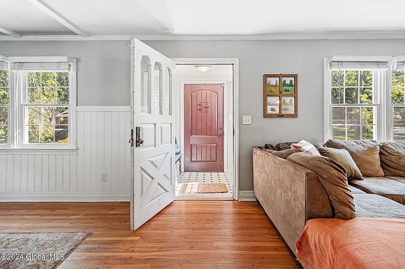 3rd image of 2031 Regent Street