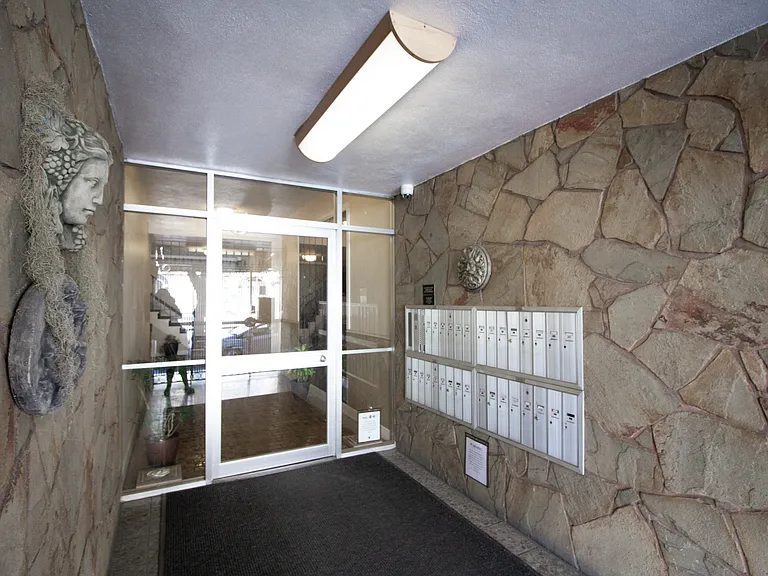1085 S Van Ness Ave — Photo 18