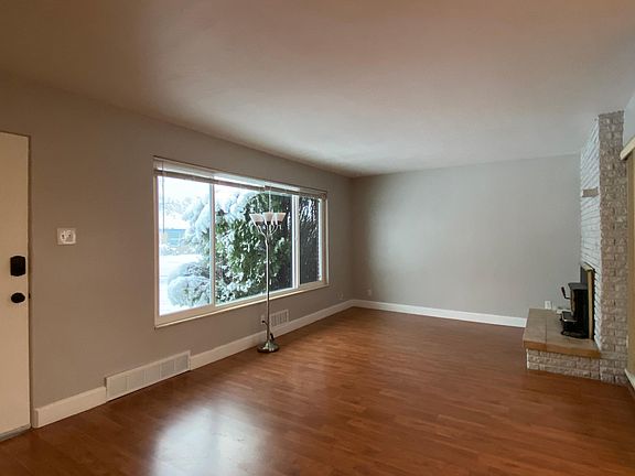 5th image of 1870 E Hillcrest Ave