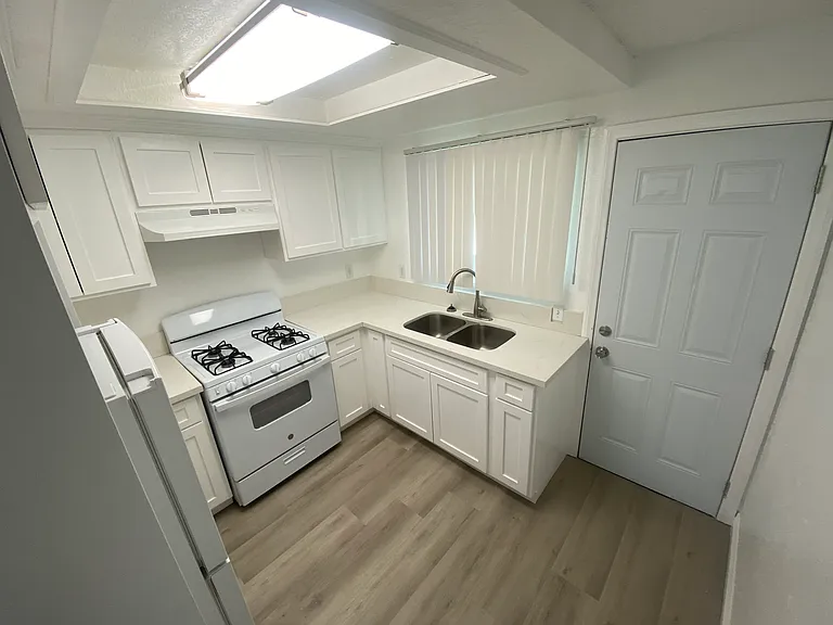 1121 Barstow Rd #C — Photo 10